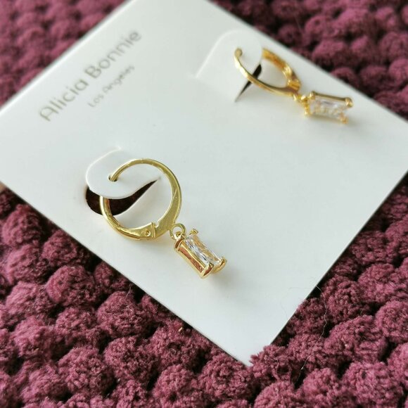Alicia Bonnie Gold White Crystal Twinkling Treasure earrings NEW - Picture 3 of 3